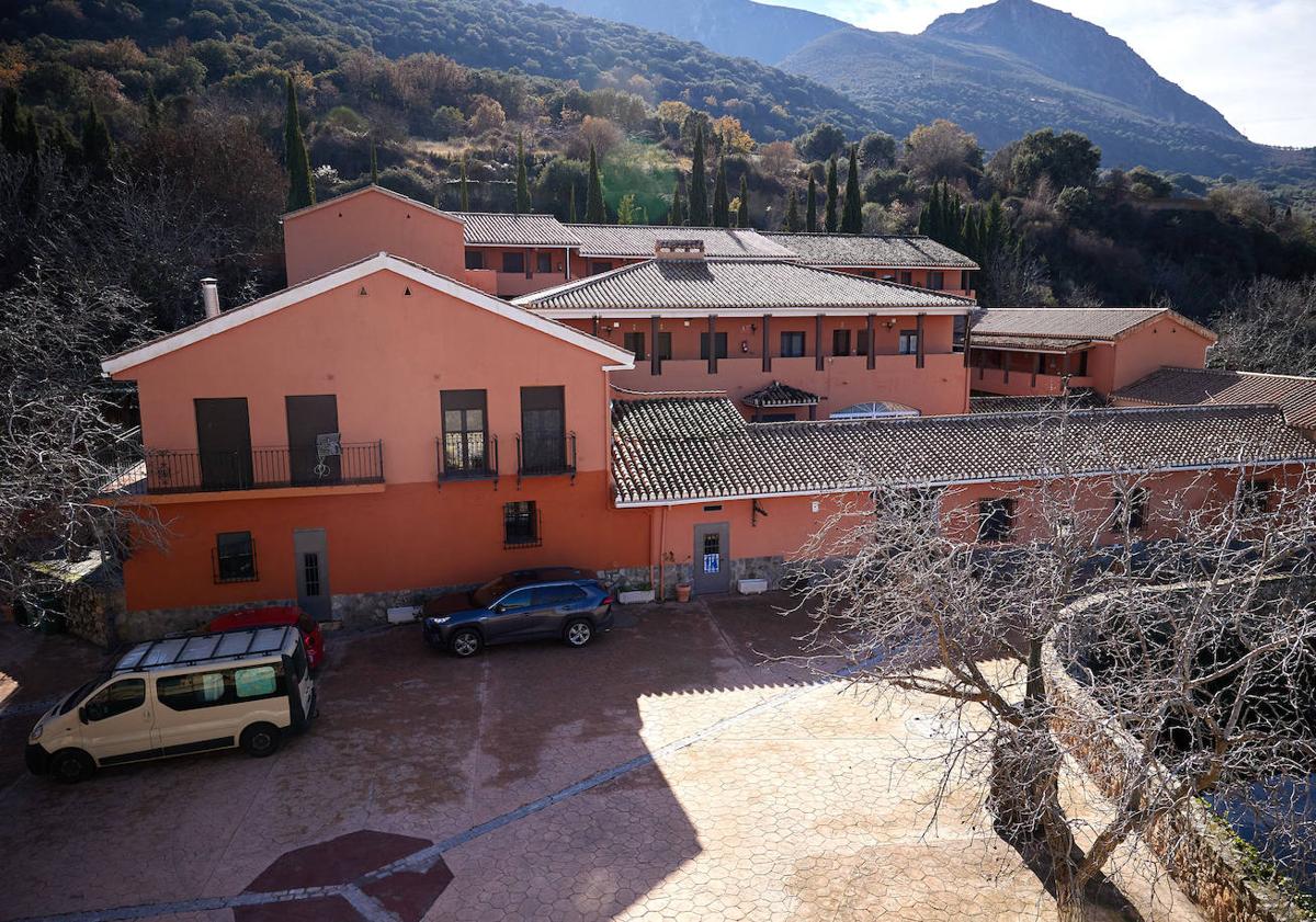 Imagen principal - Uno de los edificios hosteleros del cortijo, la habitación donde dormía Bayona y uno de los detalles que todavía se pueden encontrar. 