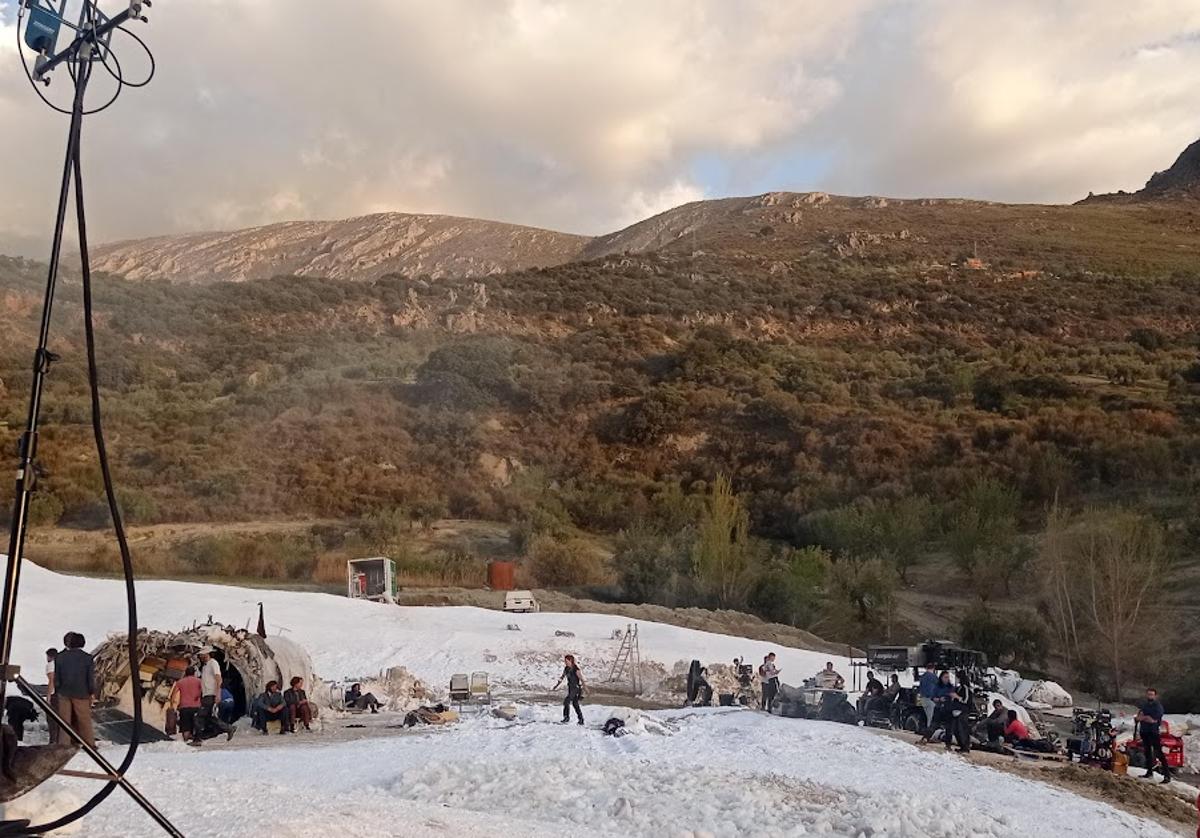 Momento de rodaje de 'La sociedad de la nieve' en Güéjar Sierra.