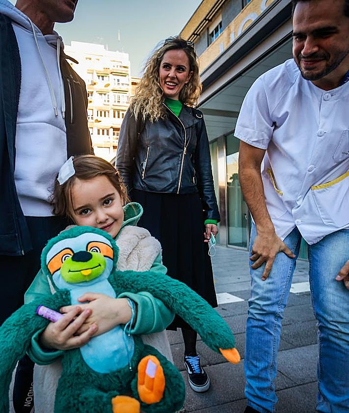 Imagen secundaria 2 - La familia de Alodía con los profesionales del Materno Infantil.
