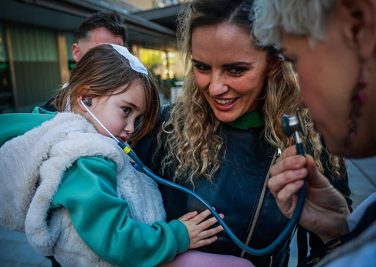 Imagen secundaria 1 - La familia de Alodía con los profesionales del Materno Infantil.