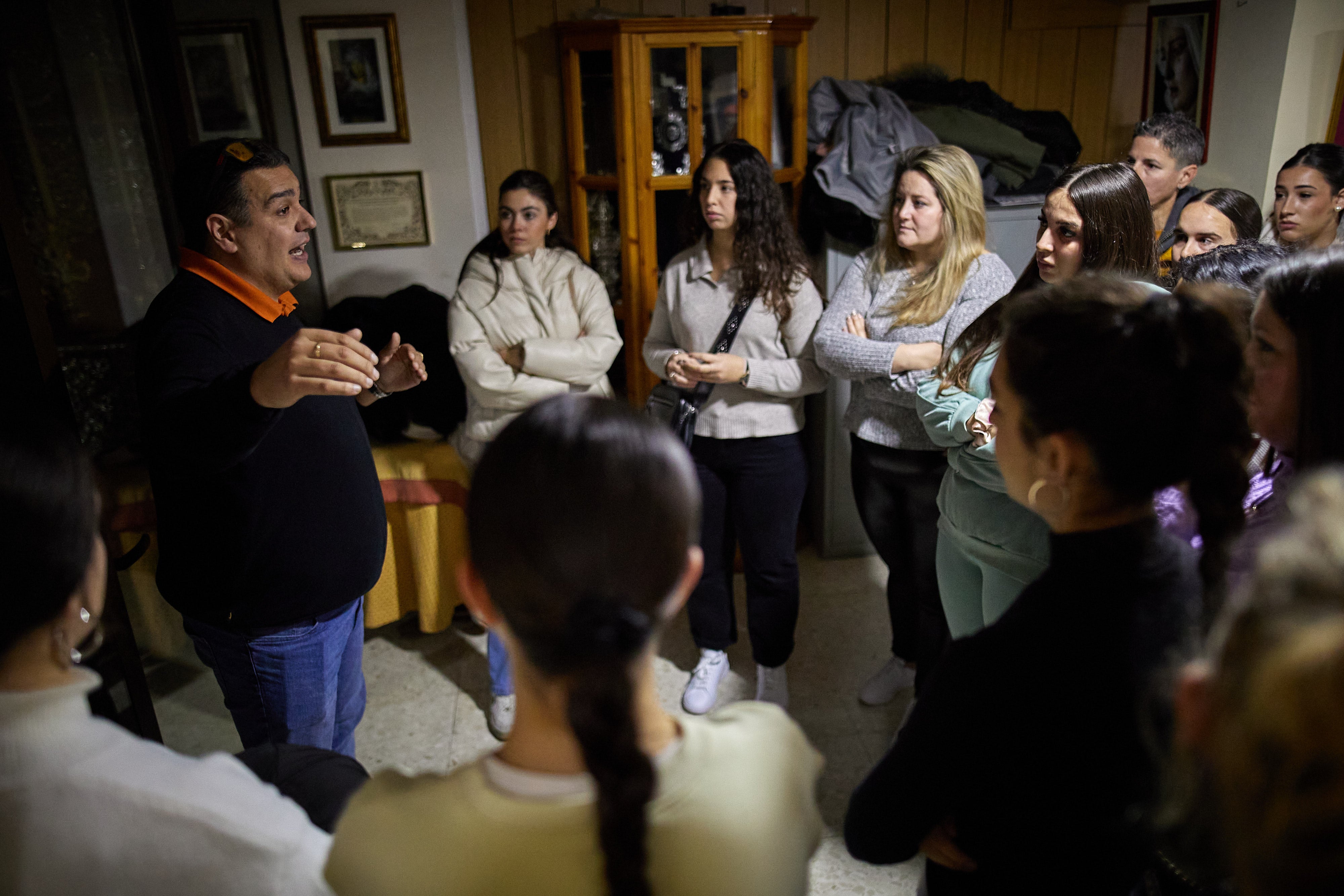 Las imágenes más íntimas de la igualá de las costaleras de la Caridad