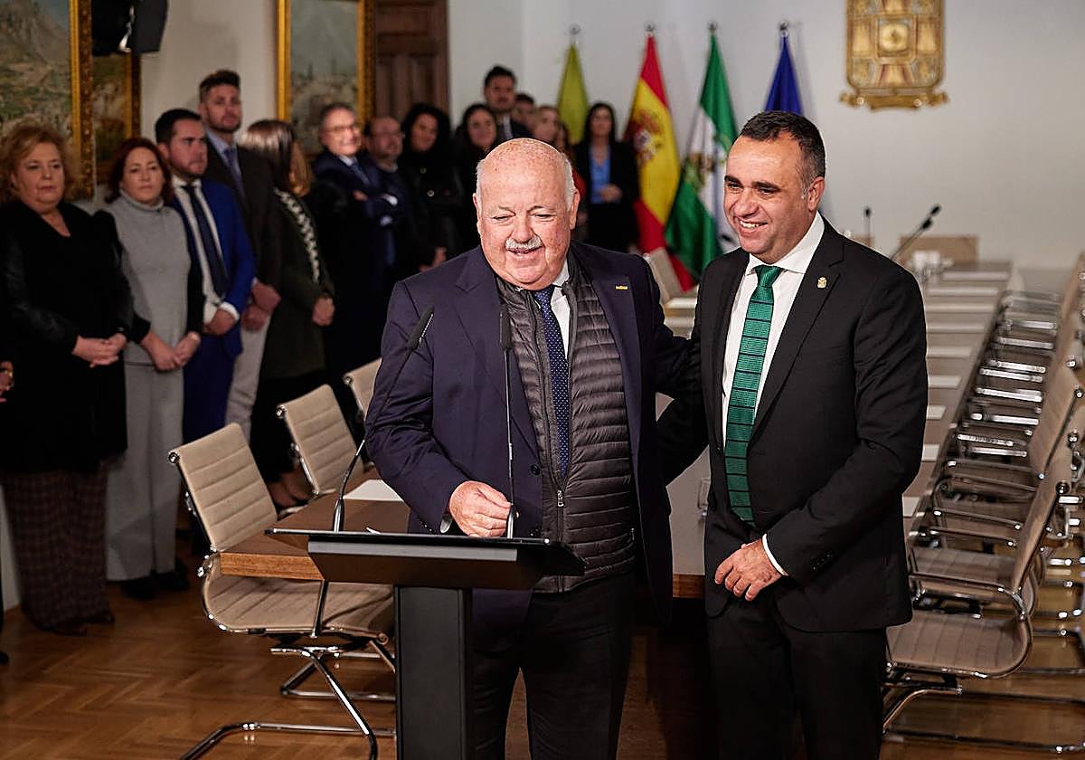Francisco Rodríguez y Jesús Aguirre en la sala de la junta de gobierno de Diputación.