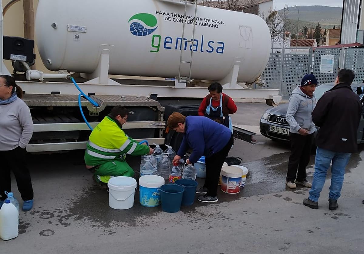 Los vecinos de Venta del Rayo llenan bidones de agua para beber, cocinar o limpiar.