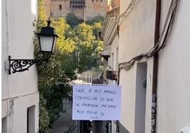 Uno de los mensajes pegados en Granada