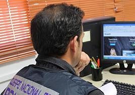 La Policía avisa a los mayores por la estafa del 'timo del botón rojo'.