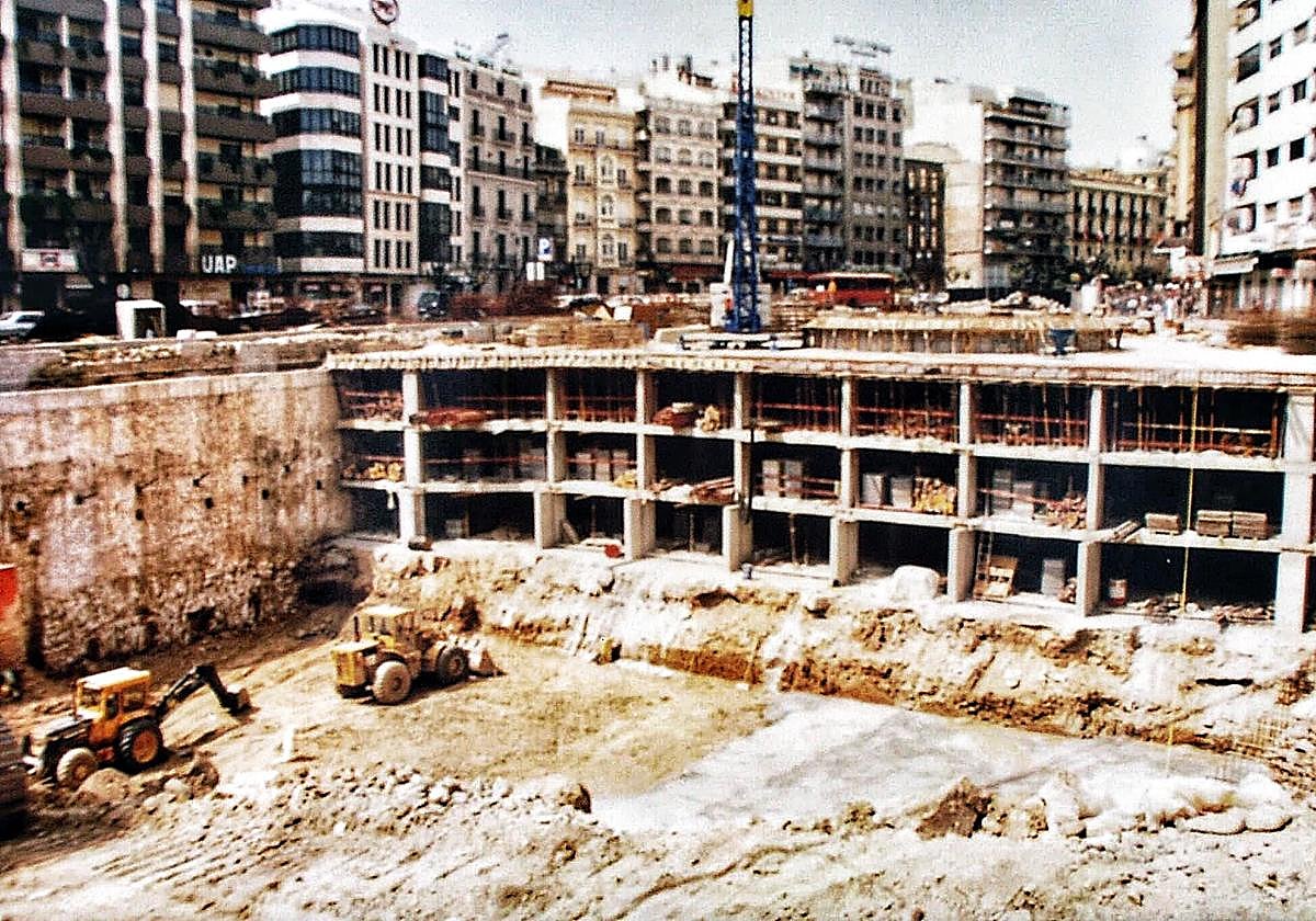 Construcción del parking de Puerta Real en el año 1992.