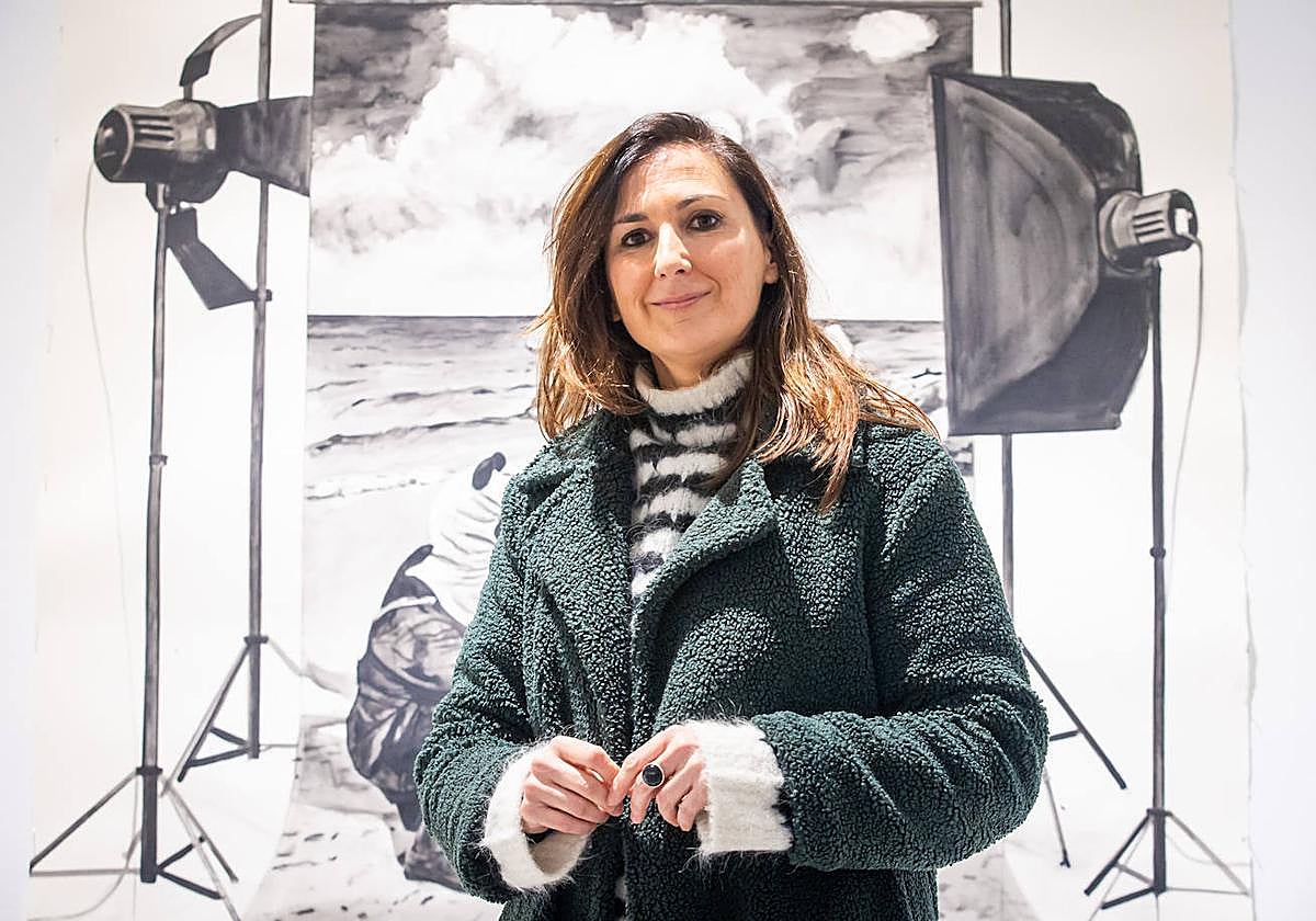 La artista ante su obra 'Área de registro y catalogación de obras de arte', en el Instituto de América de Santa Fe