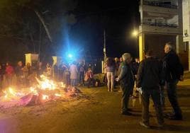 Ambiente en la lumbre de San Antón en el barrio quesadeño de La Magdalena.