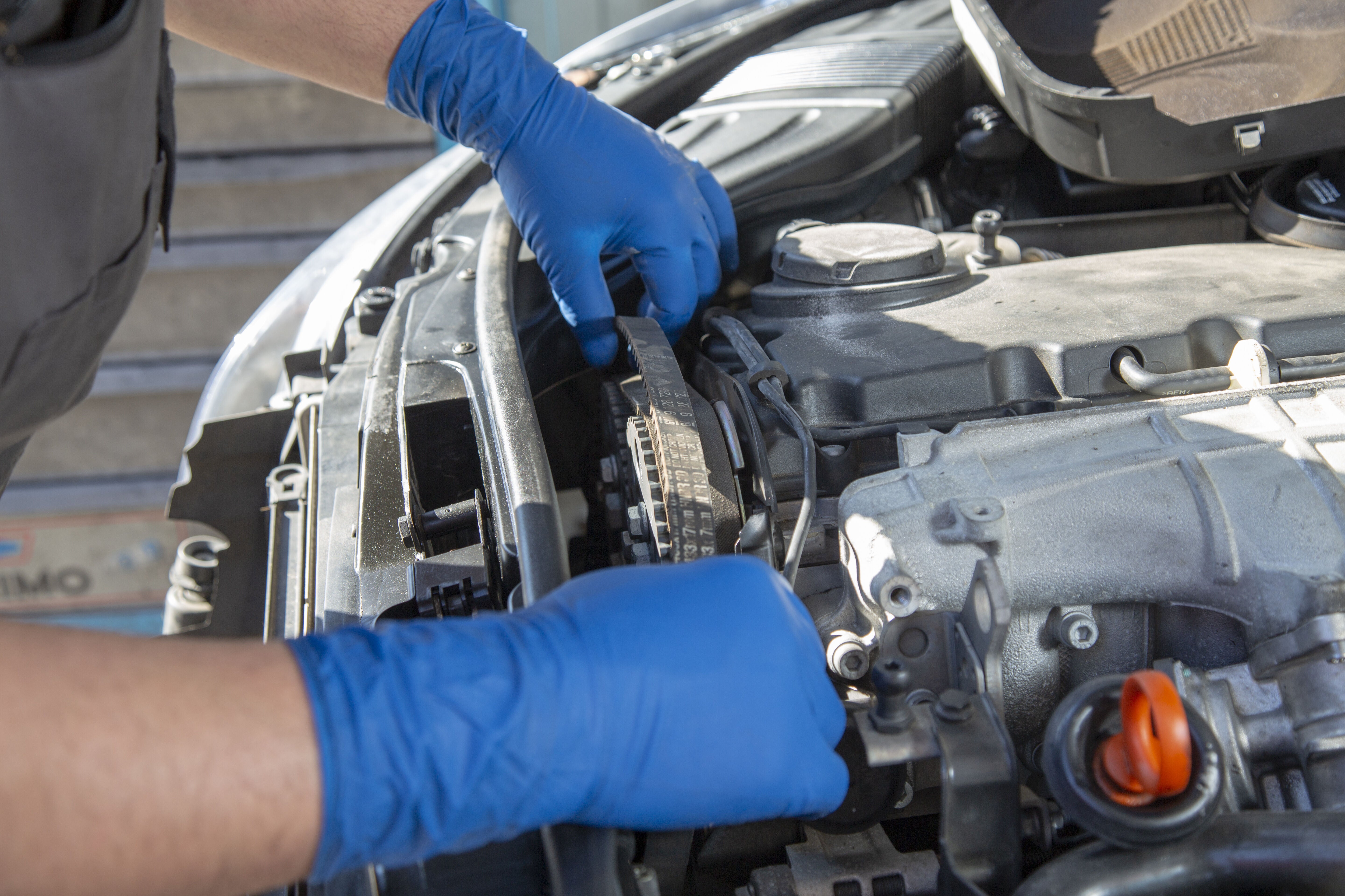Un mecánico examina el motor de un coche.