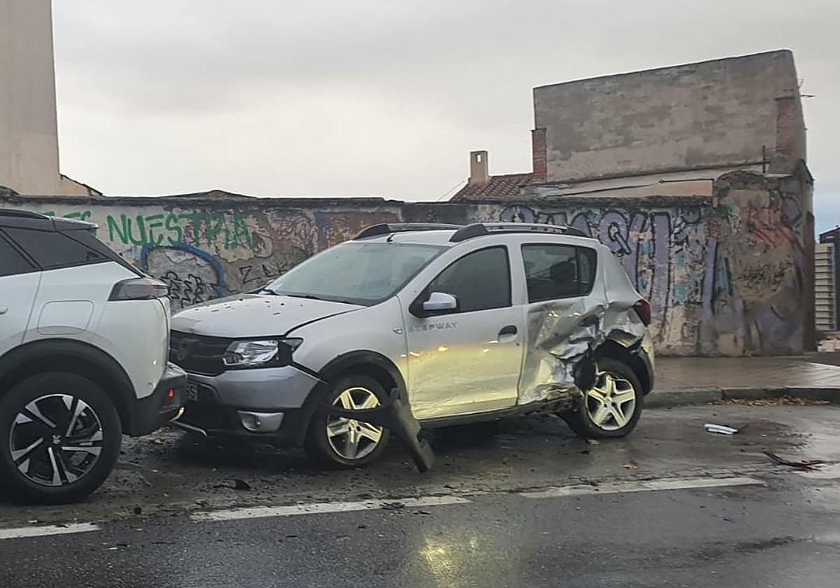 Estado de uno de los vehículos tras el choque.