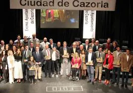Foto de familia de los galardonados y los representantes de las administraciones y colectivos.