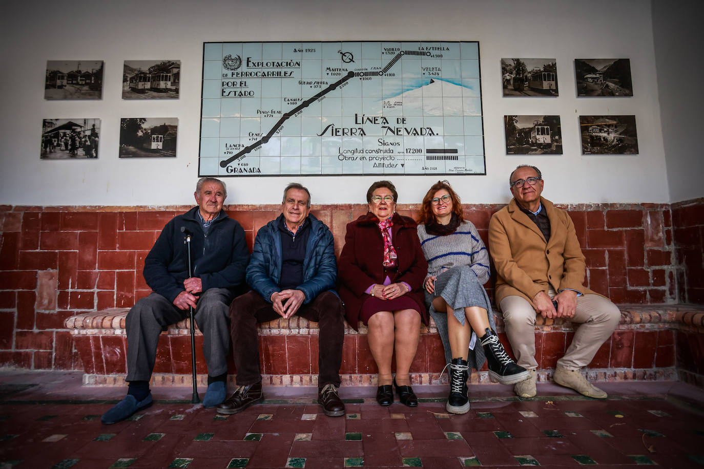 Miguel Molina, Gabriel Gómez, Dulce Ortega, María del Mar Molina y Rafael García de la Mata posan en la estación del tranvía de Pinos Genil