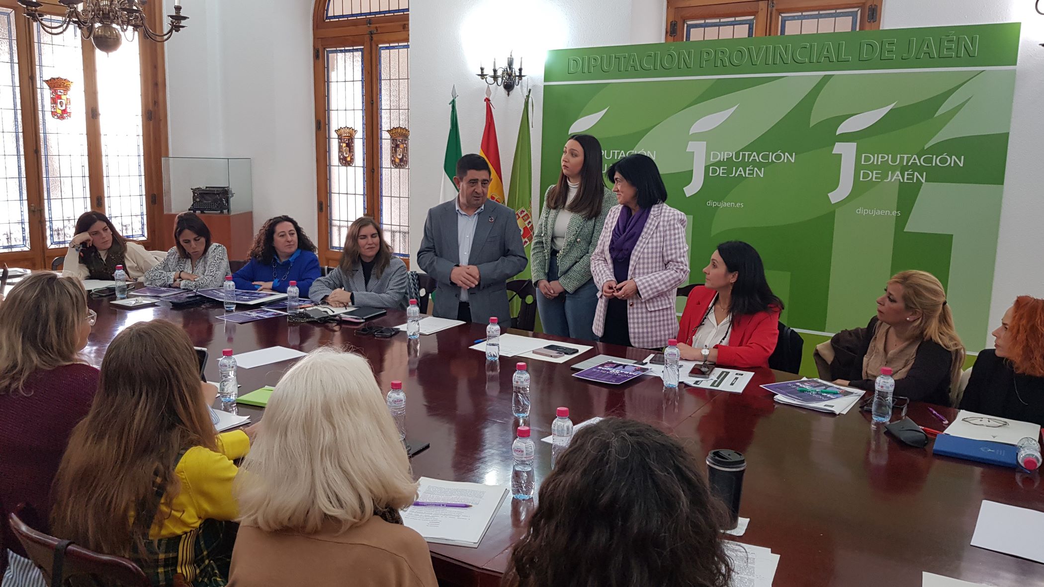 Paco Reyes da la bienvenida a Jaén a las responsables y técnicas de Igualdad de las diputaciones andaluzas.