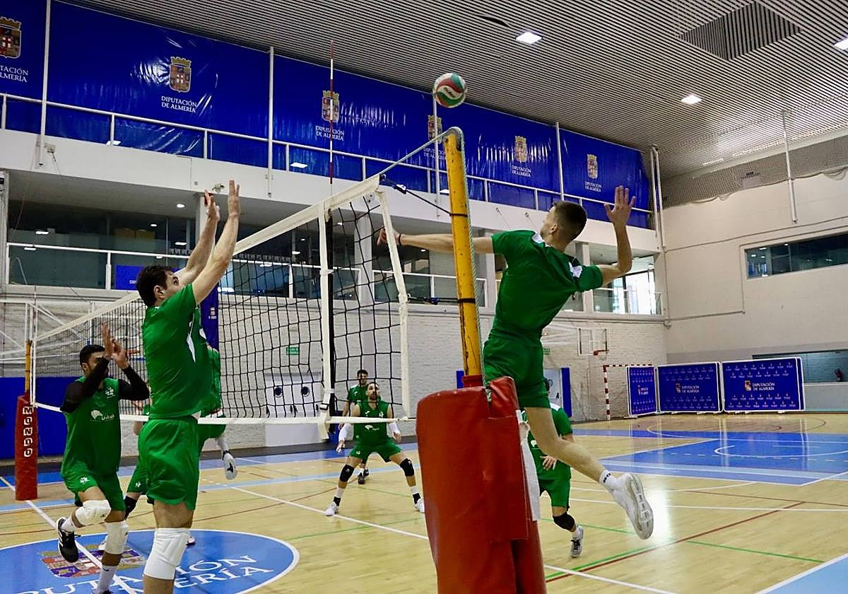 Erik Stoev ataca por cuatro intentando superar el bloqueo de Paulo Renan Bertassoni.