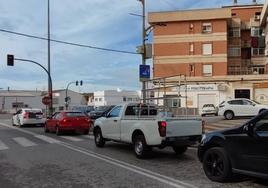 Varios vehículos se acumulan a la salida del pueblo ante el polémico semáforo de Pinos Puente.