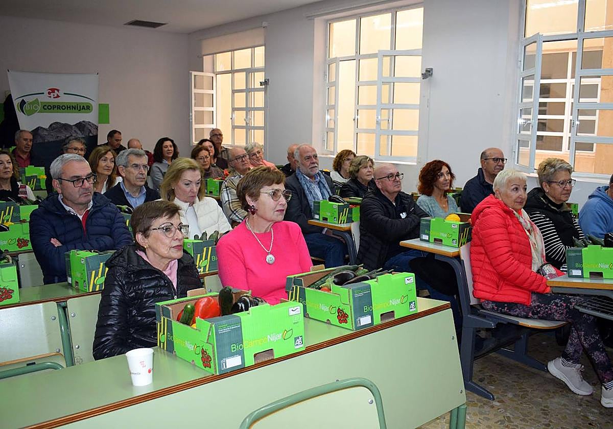 Alumnos de la Universidad de Adultos con las cestas de hortalizas.