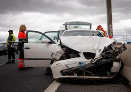 Las imágenes del rescate a un hombre tras un accidente en la Circunvalación