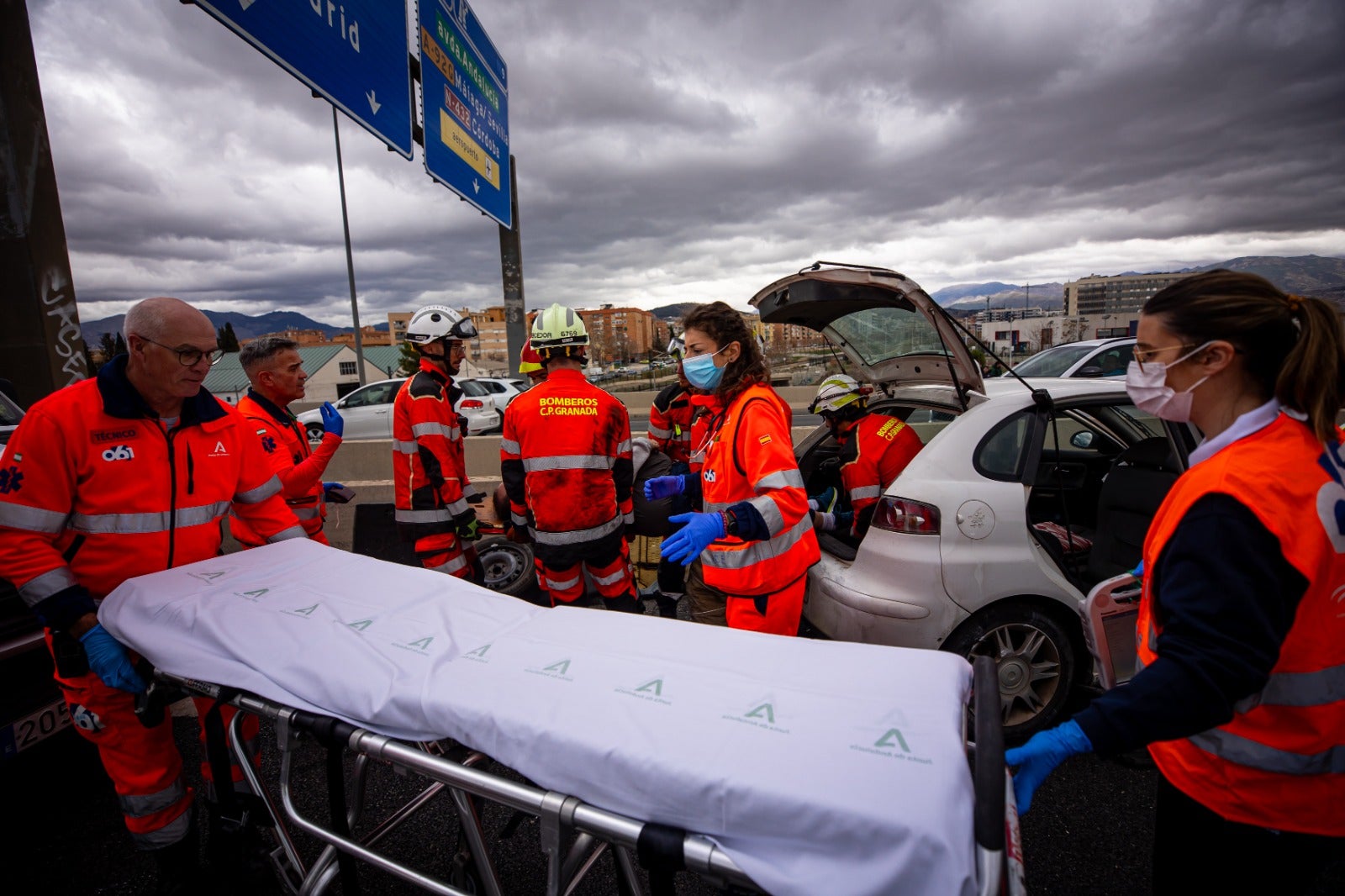 Las imágenes del rescate a un hombre tras un accidente en la Circunvalación