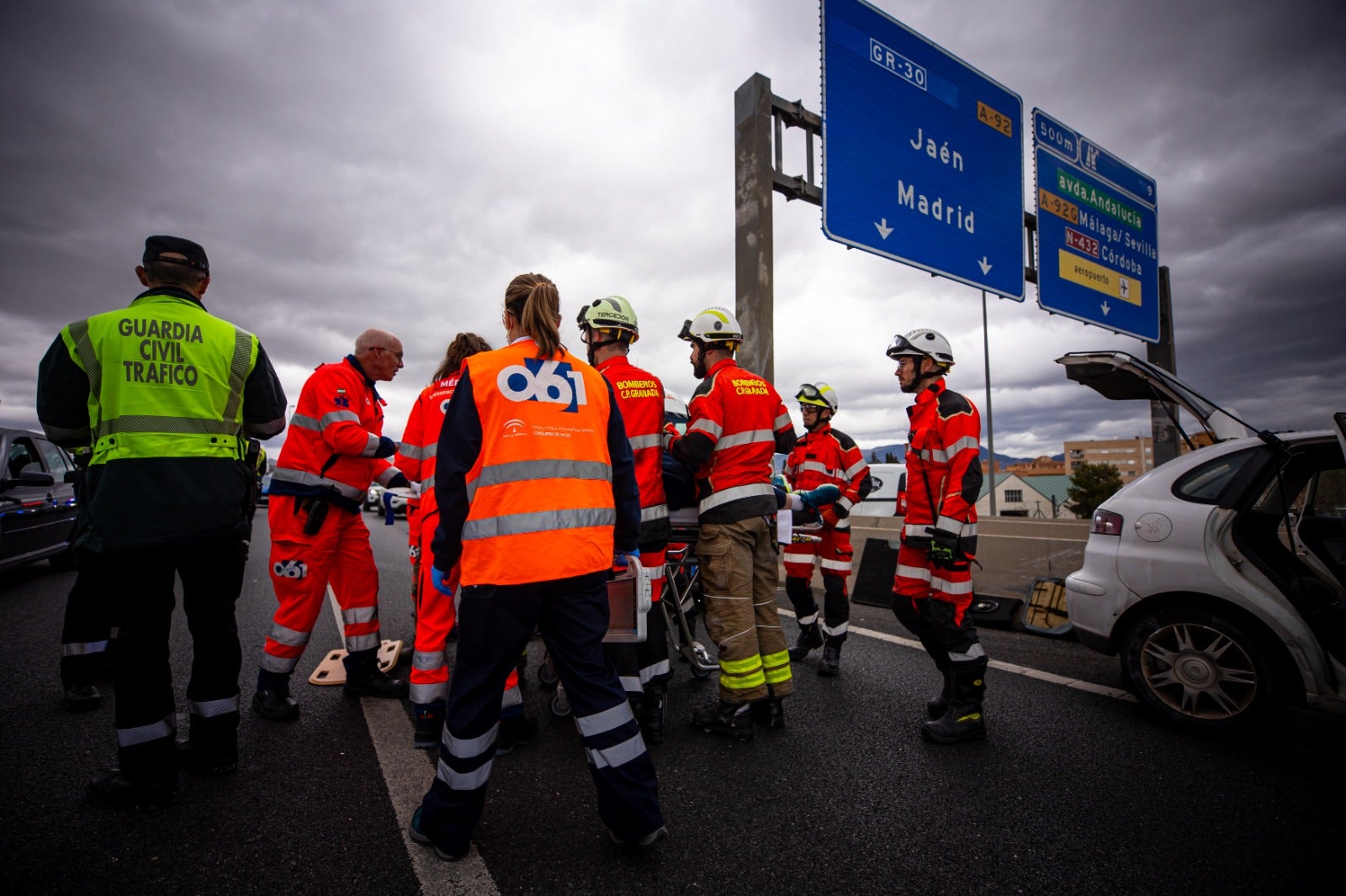 Las imágenes del rescate a un hombre tras un accidente en la Circunvalación