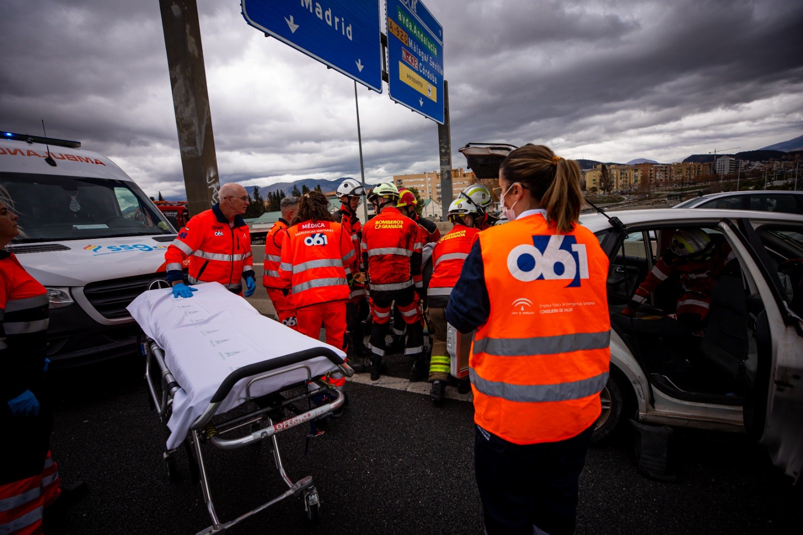 Las imágenes del rescate a un hombre tras un accidente en la Circunvalación