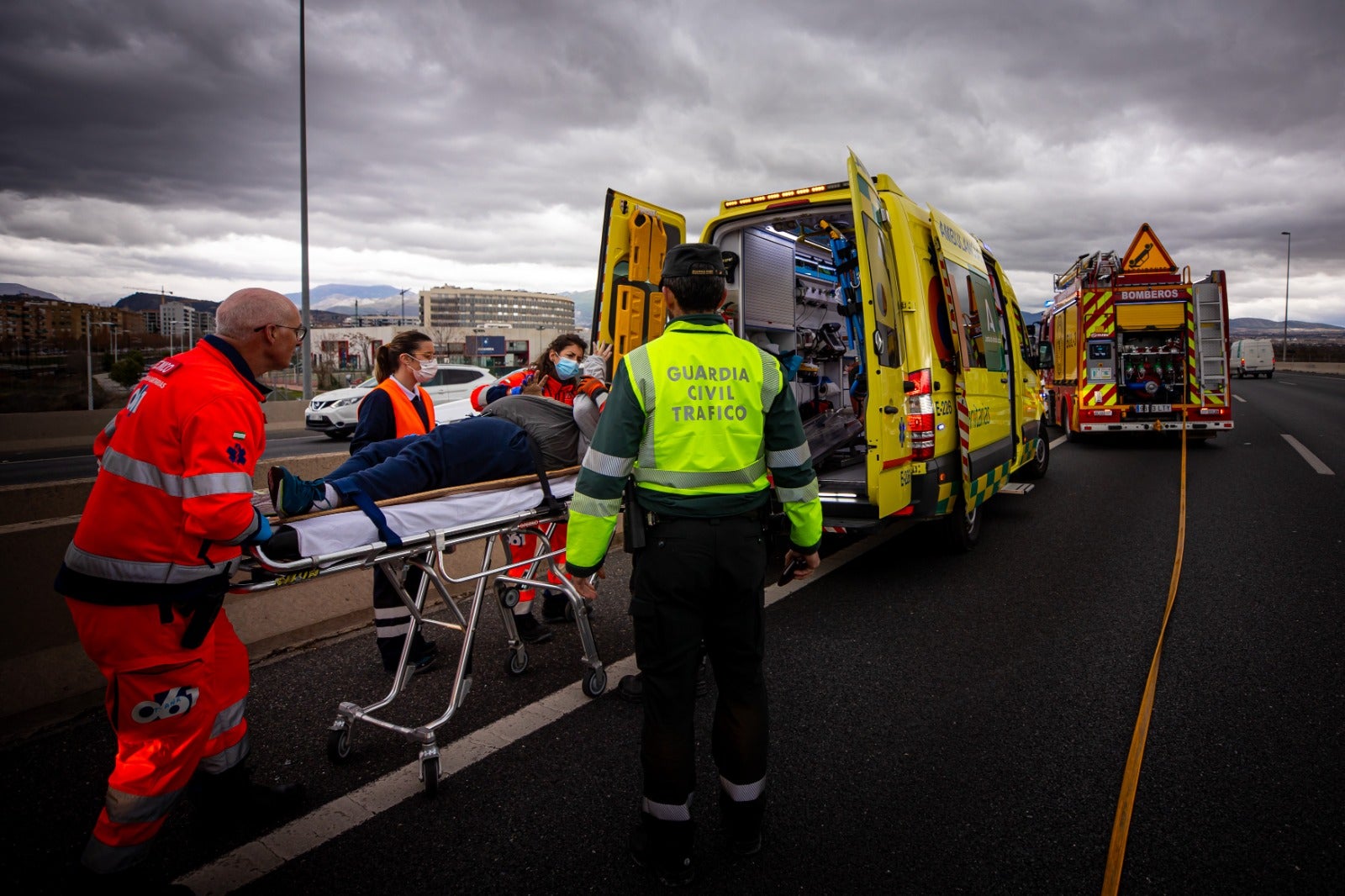 Las imágenes del rescate a un hombre tras un accidente en la Circunvalación