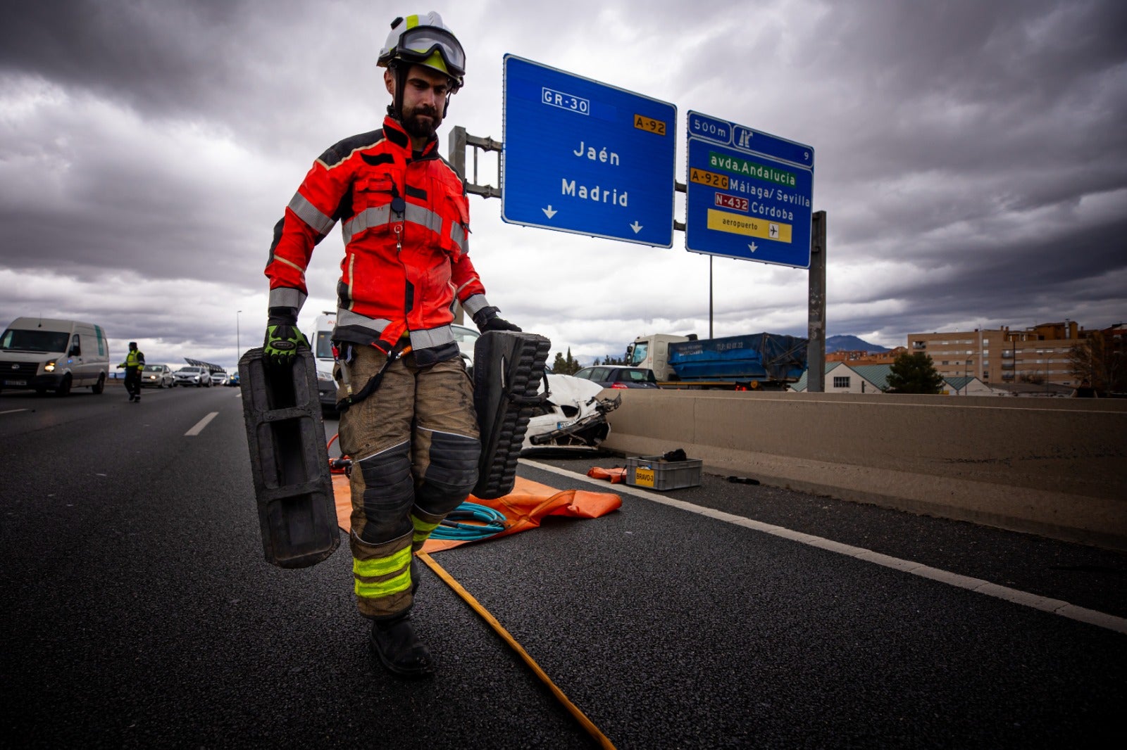 Las imágenes del rescate a un hombre tras un accidente en la Circunvalación