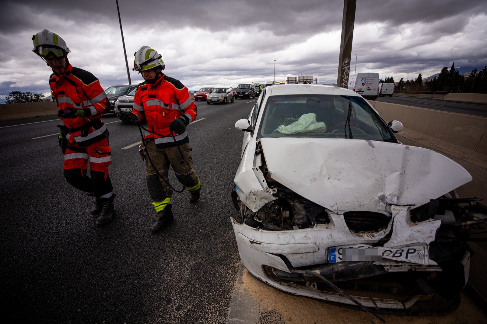 Las imágenes del rescate a un hombre tras un accidente en la Circunvalación