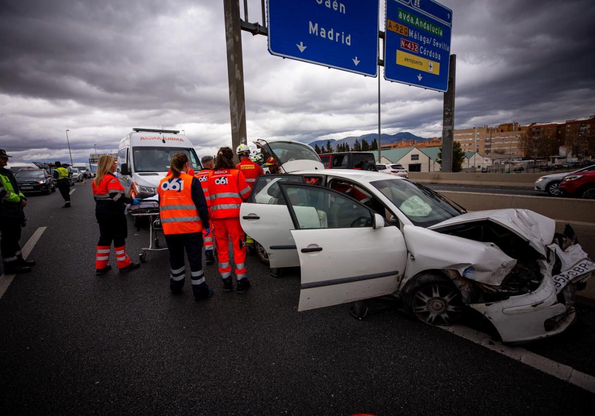 Bomberos excarcelan al herido en la autovía de Granada.