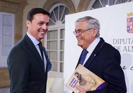 El presidente de la Diputación de Almería, Javier A. García, departe con el autor del libro, Andrés García Lorca, durante la presentación.