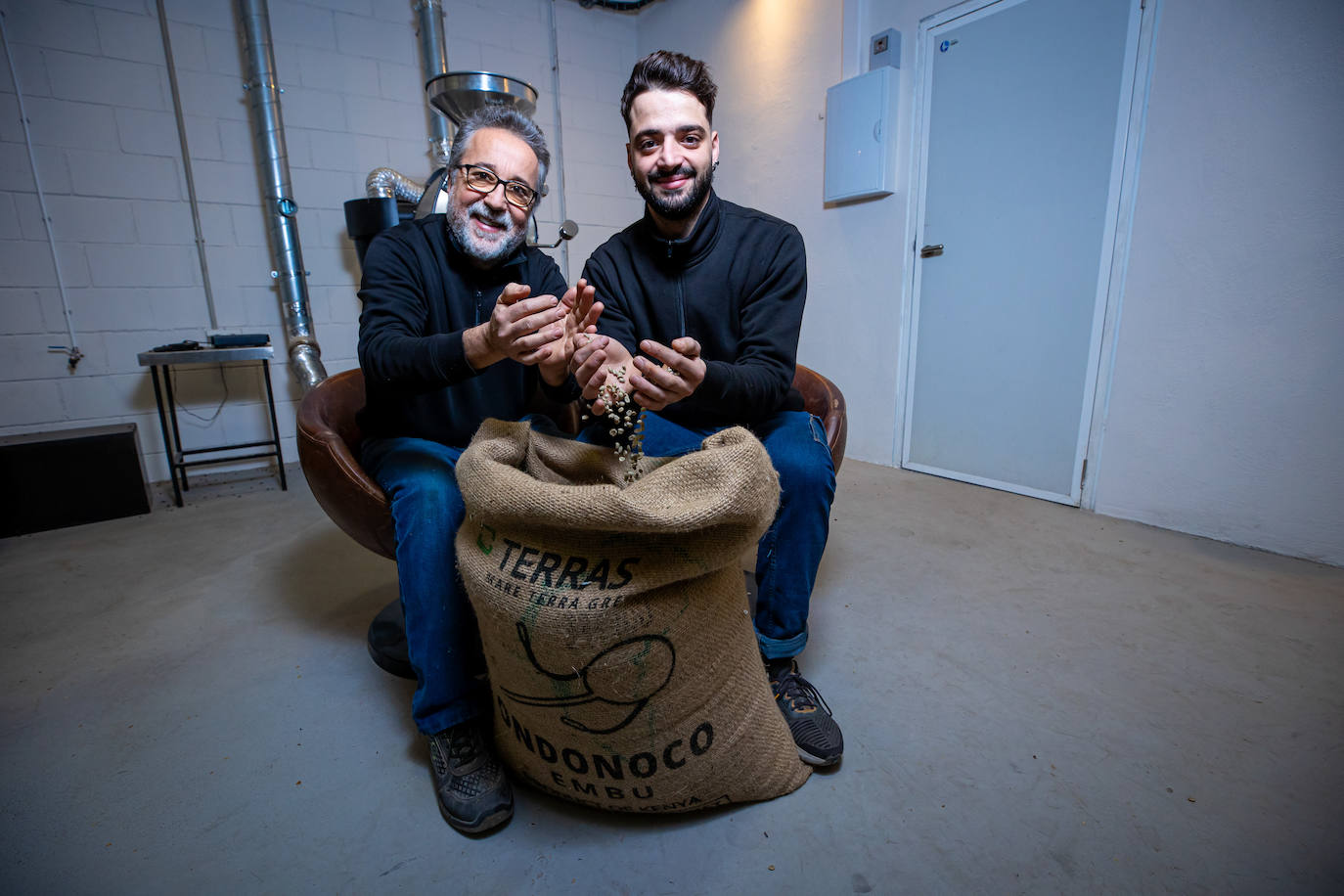 Alberto y Pablo Cuevas, padre e hijo, han creado Kubik Coffee en Ogíjares gracias a un microcrédito