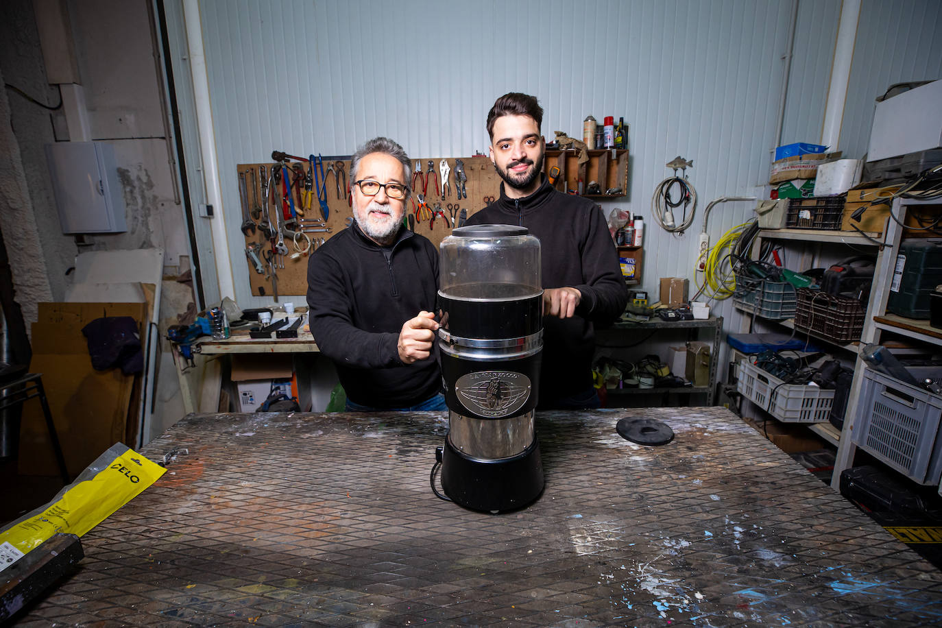 Alberto y Pablo Cuevas en su taller.