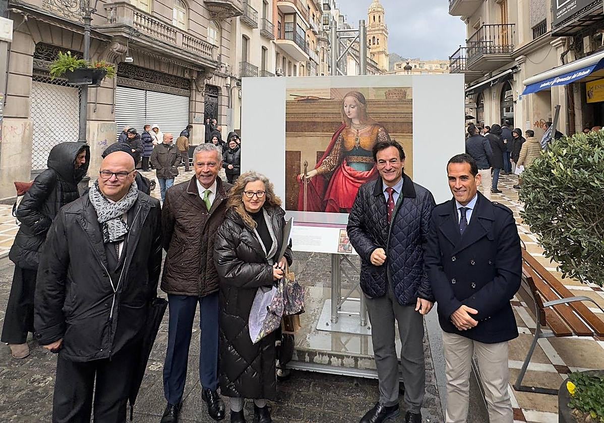 Autoridades, en la inauguración de la exposición.