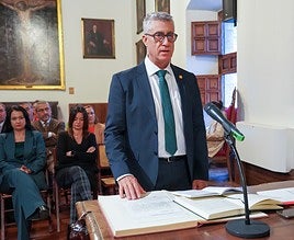 Pedro García Teodoro (Garcíez, Jaén, 1966) toma posesión como director de la Escuela Técnica Superior de Ingenierías Informática y de Telecomunicación.