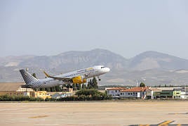 Un avión de vueling en el aeropurto de Granada.