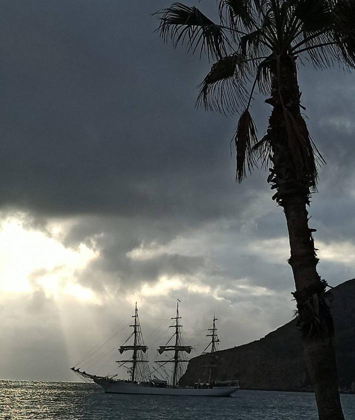 Imagen secundaria 2 - El buque escuela de la Marina de Dinamarca fondea en la bahía de La Herradura