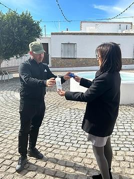 Un vecino del municipio de Enix recoge los regalos de la campaña 'Sí tiene mascota, sé responsable'.