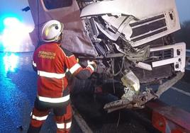 Bomberos de Granada han intervenido para liberar al conductor del camión