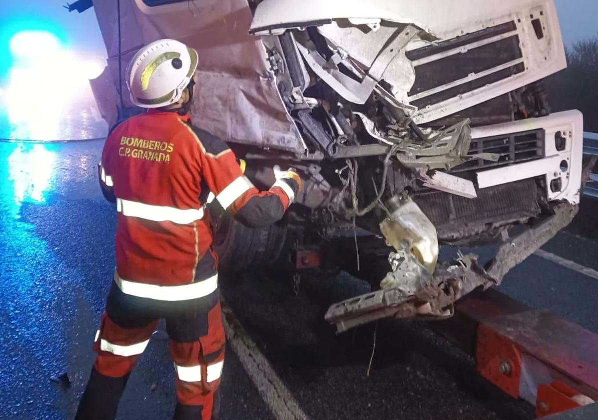 Bomberos de Granada han intervenido para liberar al conductor del camión