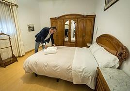 Jorge Luque, propietario de un carmen reconvertido en vivienda turística en el Realejo.