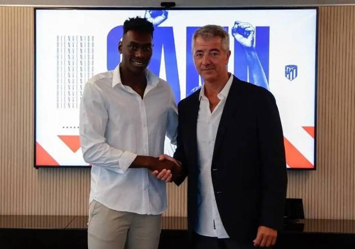 Samu Omorodion estrecha la mano a Gil Marín, consejero delegado del Atlético de Madrid.