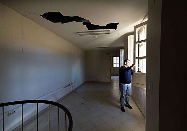 Habitación con el techo desprendido.