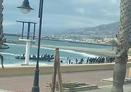 Una embarcación en la Playa del Censo de Adra.