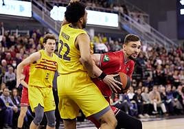 Evaldas Kairys (d) poste ante Jabari Parker.