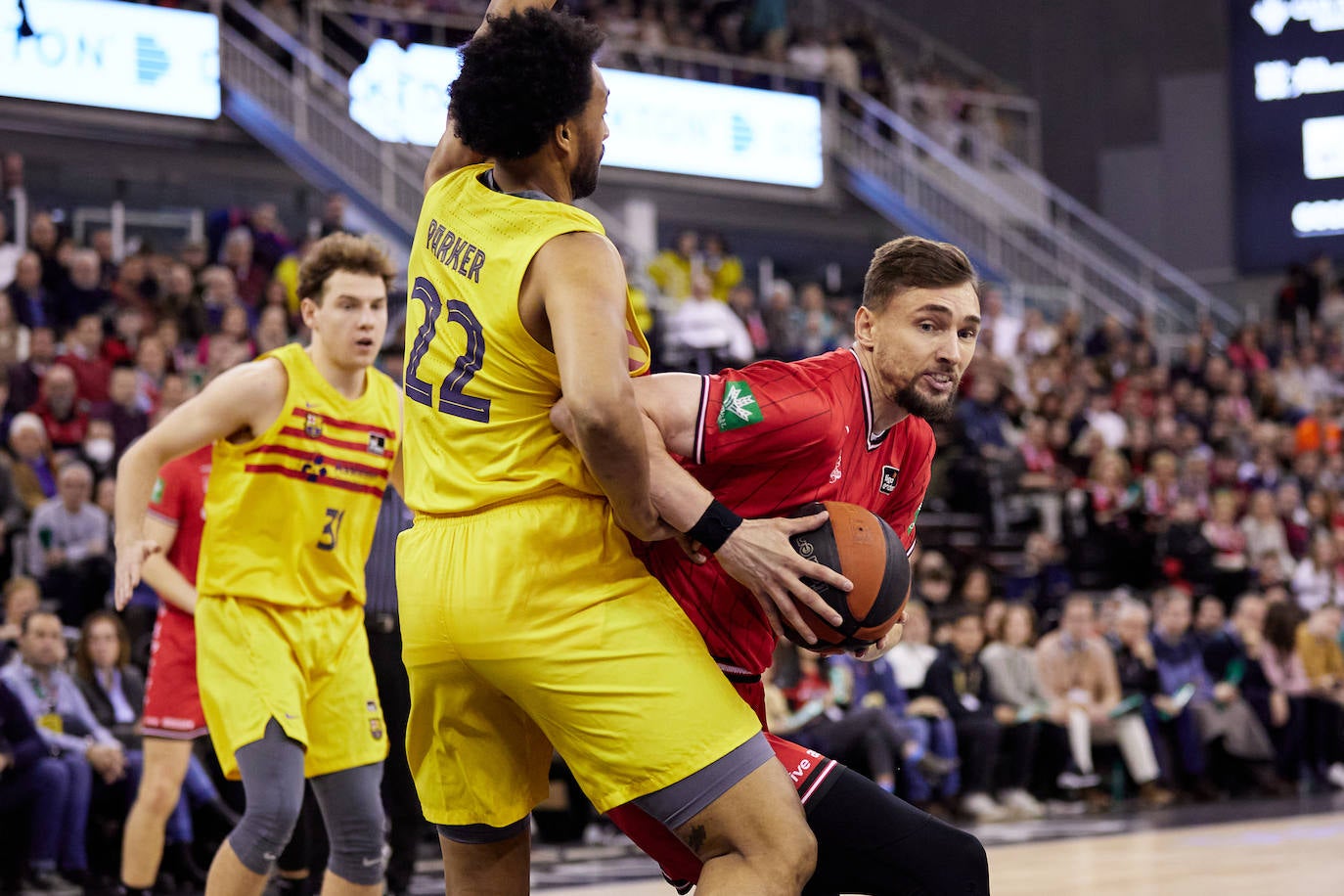 Evaldas Kairys (d) poste ante Jabari Parker.