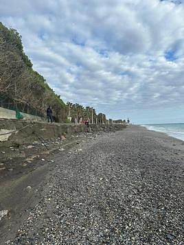 El temporal ha dejado un escalón en Playa Granada.
