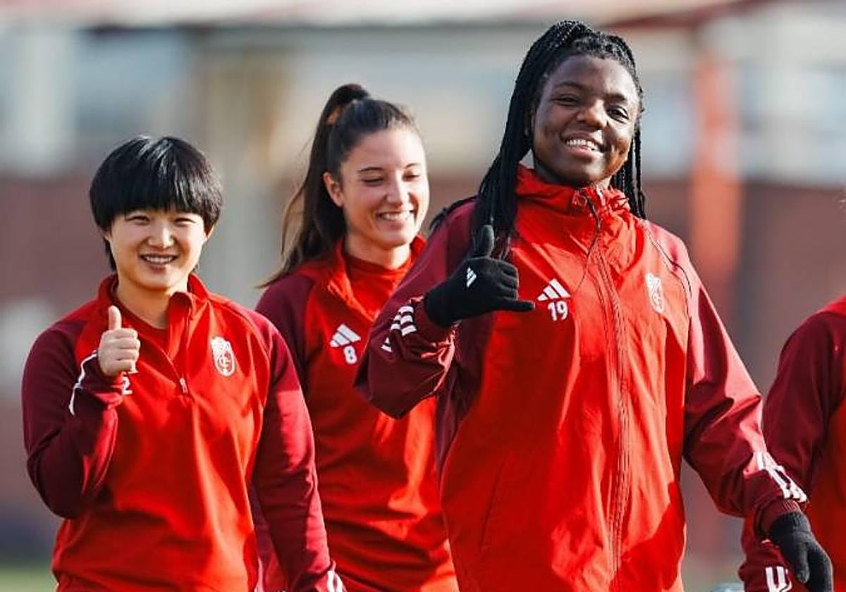 Futbolistas del Granada, antes de un entrenamiento esta semana.