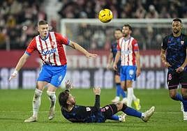 Dovbyk, con Sergio Ramos en el suelo durante un lance.