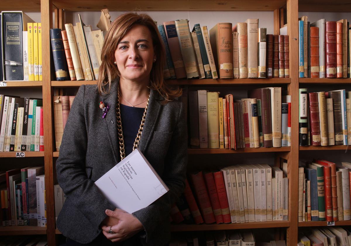 Juana María Gil, en la biblioteca de la Facultad de Derecho.