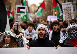 Manifestantes con Kufiyas, el pañuelo palestino.