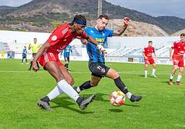 El debutante Issa Darme se las ve con el visitante David Moreno.